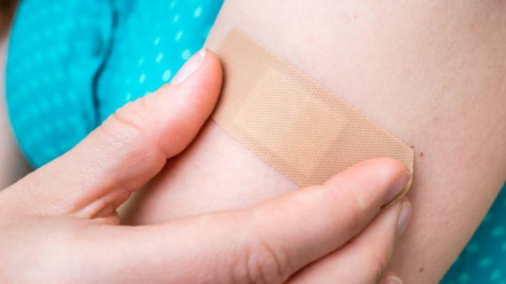 Comment enlever la colle du sparadrap sur la peau