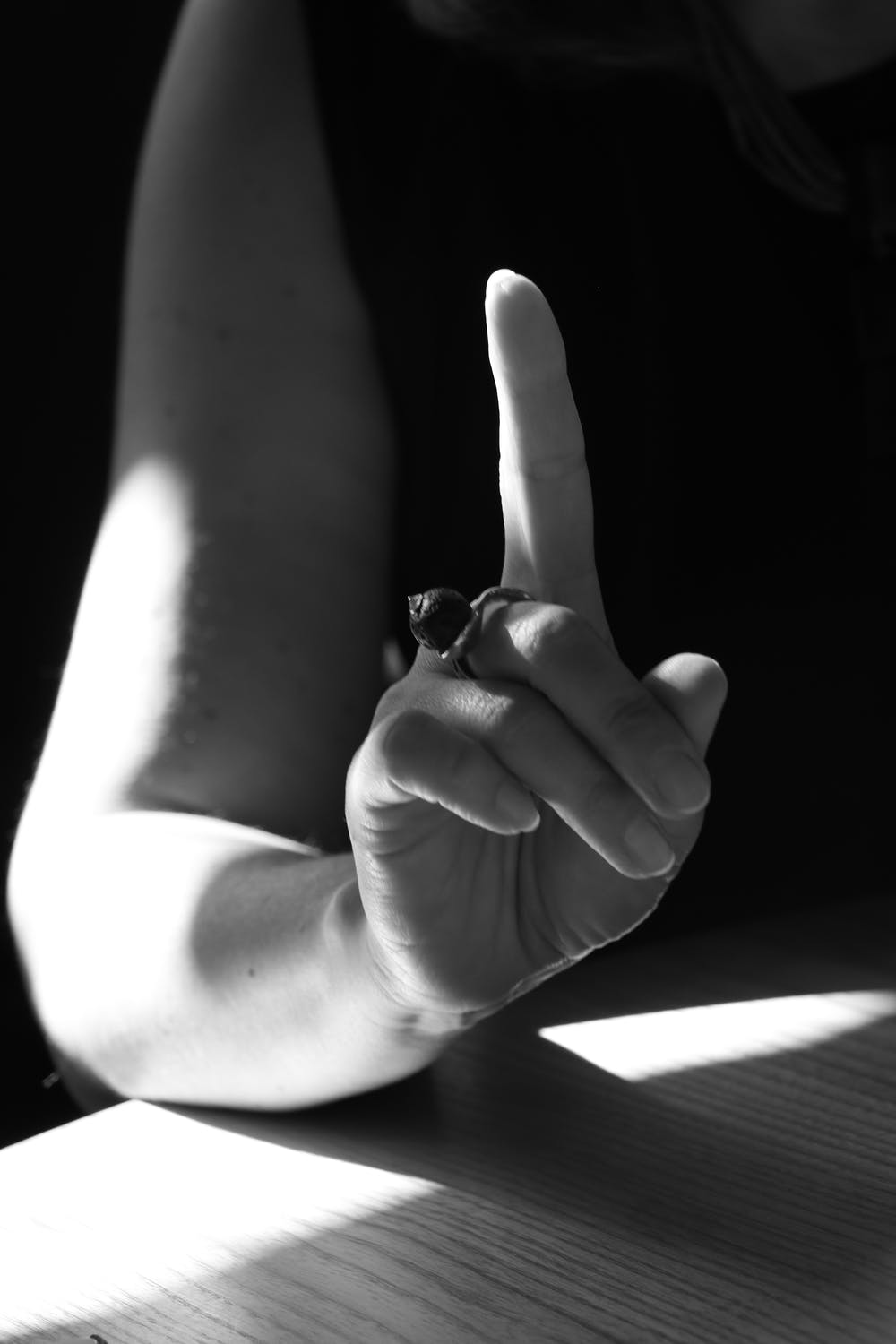 Comment enlever de la glue sur les doigts