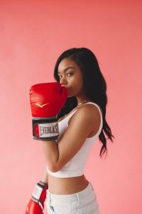 femme qui boxe