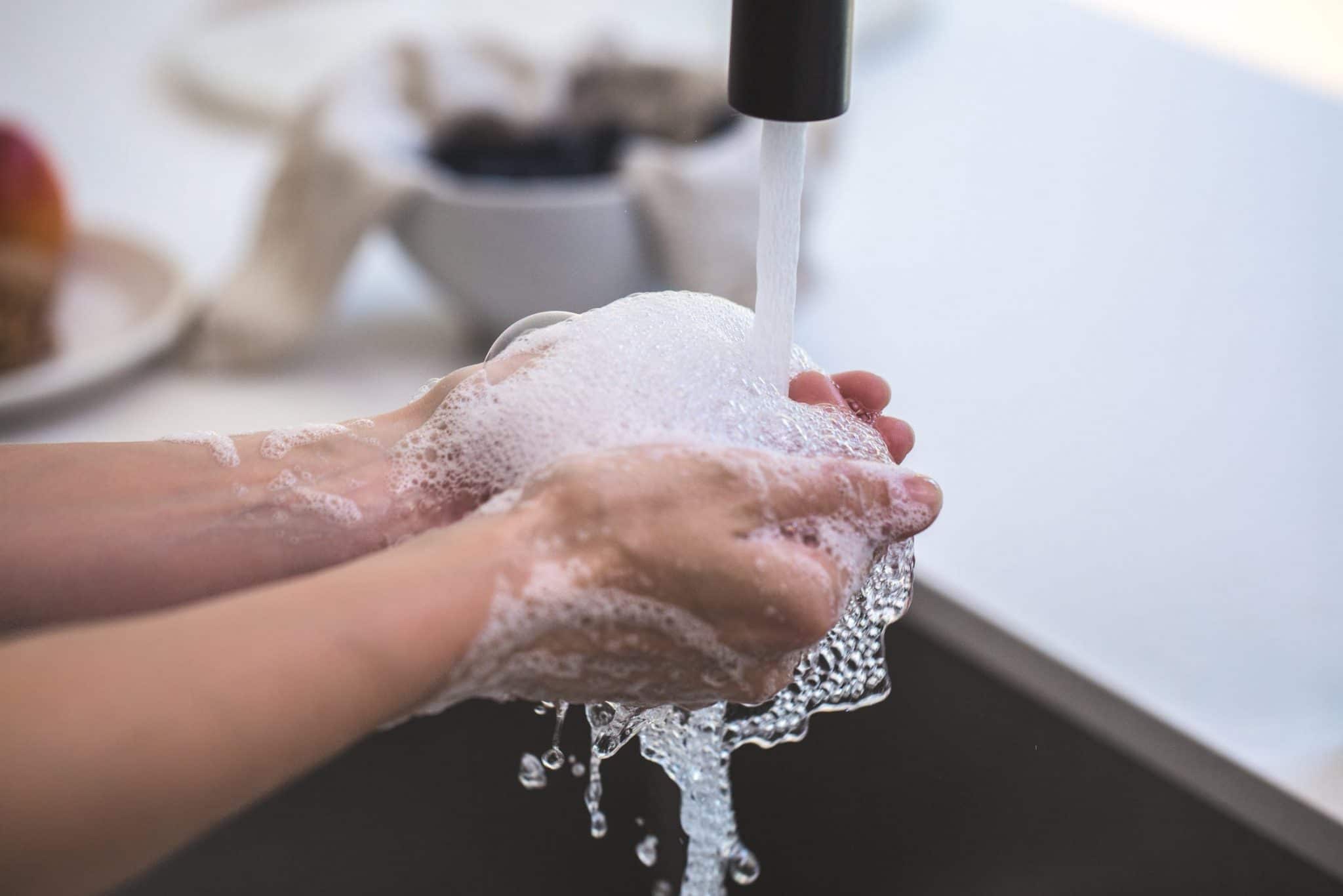 Comment enlever la colle du sparadrap sur la peau